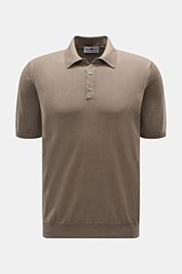 Front view of Della Ciana Short sleeve knit polo taupe in soft cotton knit, slim fit with dress-shirt collar, three-button placket, and narrow ribbed bands.

Description: A casual alternative to a T-shirt: With this knit polo shirt by DELLA CIANA, made