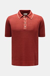 Piacenza 1733 Kurzarm-Strickpolo rostbraun shown front view, short-sleeve knit polo in silk-linen blend with soft feel, striped texture, classic collar, and ribbed cuffs. Eyecatcher in der Sommersaison: Das Kurzarm-Strickpolo von PIACENZA 1733 besticht mi