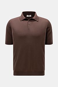 Piacenza 1733 Kurzarm-Strickpolo dunkelbraun, frontal fotografiert, Slim Fit, feiner Baumwollfeinstrick, Polokragen, Drei-Knopf-Leiste, Rippbündchen, weich.
