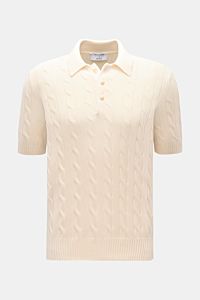Front view of the Gran Sasso Kurzarm-Strickpolo creme, a short-sleeve knit polo in cream with a classic cable knit pattern, slim fit, soft pure cotton, classic polo collar, and flexible ribbed cuffs. Ideal für warme Tage: Das Kurzarm-Strickpolo von GRAN S