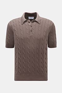Front view of Gran Sasso Kurzarm-Strickpolo graubraun, a short-sleeve knit polo in soft pure cotton with classic cable knit pattern, slim fit, classic collar, and flexible ribbed cuffs. Ideal for warm days: Das Kurzarm-Strickpolo von GRAN SASSO in exklusi
