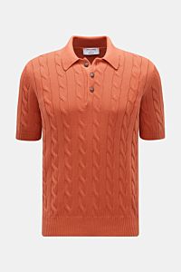 Front view of Gran Sasso Kurzarm-Strickpolo orange, a slim fit short-sleeve cotton polo with classic cable knit, soft texture, ribbed cuffs, and a traditional collar. Ideal für warme Tage: Das Kurzarm-Strickpolo von GRAN SASSO in exklusiver Fertigung für 