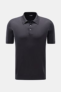 BRAUN Hamburg Kurzarm-Strickpolo anthrazit in Slim Fit, feiner Baumwoll-Feinstrick, Polokragen, Drei-Knopf-Leiste, Rippbündchen, Frontalansicht.