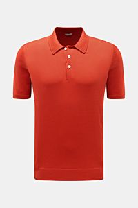 BRAUN Hamburg Kurzarm-Strickpolo orange, frontal fotografiert, aus feinem Baumwoll-Feinstrick, Slim Fit, weicher Griff, Polokragen, Drei-Knopf-Leiste, Rippbündchen.