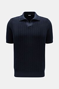 Front view of Gran Sasso Short sleeve knit polo shirt navy in a slim fit, featuring a robust, striking knit fabric with an open collar strip and wide ribbed bands.

Description: Classic polo silhouette meets a distinctive fabric thickness: This short slee