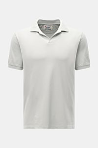 Front view of MC2 Saint Barth Poloshirt 'Charles' hellgrau in light gray, made of elastic pure cotton piqué with soft grip, slim fit, typical polo collar, open collar placket, logo stitching on sleeve, comfortable ribbed cuffs, and short side slits.