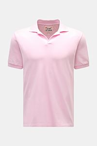Front view of the MC2 Saint Barth Polo shirt 'Charles' rose in slim fit, made of pure stretch cotton piqué with a soft feel, open collar strip, ribbed bands, short hem vents, and logo stitching on the sleeve.
