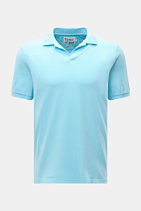 MC2 Saint Barth Poloshirt 'Charles' türkis shown from a front perspective, featuring elastic pure cotton piqué, slim fit, soft touch, typical polo collar, open collar placket, logo stitching on sleeve, ribbed cuffs, and short side slits. So entspannt wie 