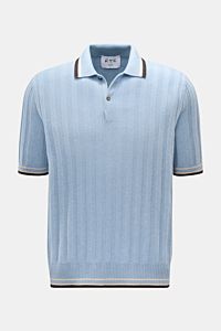 FTC Cashmere Kurzarm-Strickpolo hellblau, frontale Nahaufnahme, breites Rippstrick-Design, Polokragen mit Kontraststreifen, zwei Knöpfe, farblich abgesetzte Bündchen.