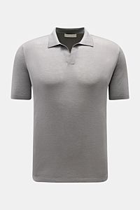 Front view of Kiefermann Merino short sleeve knit polo 'Luras' grey, sporty and timeless with soft pure merino wool, fine and rib knit, regular fit, classic polo collar, and open collar strip. 

Sporty and timeless: This short sleeve knit polo by KIEFE