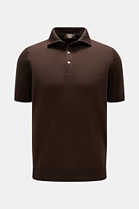 Front view of Filippo de Laurentiis Kurzarm-Strickpolo dunkelbraun, a slim fit dark brown short-sleeve knit polo with a knitted collar and three-button placket.

Summer feeling von FILIPPO DE LAURENTIIS: Dieses Strickpolo aus leichtem Baumwoll-Strick w