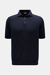 Front view of Filippo de Laurentiis Kurzarm-Strickpolo navy, a slim fit short sleeve knit polo in pure cotton with fine textured knit, knitted collar, three-button placket, and ribbed cuffs. Darf es etwas neues sein? FILIPPO DE LAURENTIIS präsentiert d