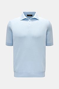 Front view of Filippo de Laurentiis Kurzarm-Strickpolo pastellblau in light blue, featuring fine textured cotton knit, slim fit, knitted polo collar, three-button placket, and ribbed cuffs. Darf es etwas neues sein? FILIPPO DE LAURENTIIS präsentiert di