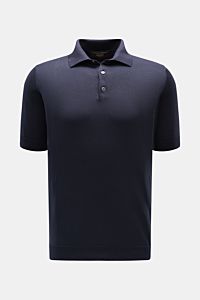 Front view of Filippo de Laurentiis Kurzarm-Strickpolo navy, a slim fit short-sleeve knit polo in pure cotton with soft touch, fine knit texture, tailored collar, smooth three-button placket, and fine ribbed cuffs. Ein perfektes Sommer-Basic: Das Kurza