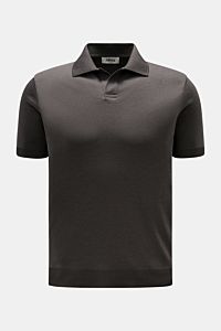Front view of Altea Kurzarm-Strickpolo 'Pierre' graubraun, a slim fit, short-sleeve knit polo made from a soft lyocell-cotton blend with a fine knit texture, typical polo collar, open collar placket, and elastic rib cuffs for a summery feel, perfect for v