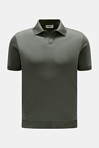 Altea Kurzarm-Strickpolo 'Pierre' graugrün front view, short-sleeve, slim fit, soft Lyocell-cotton mix, fine knit, open collar placket, elastic rib cuffs. For a summery feel: airy short-sleeve knit polo 'Pierre' by ALTEA in soft Lyocell-cotton mix with fi