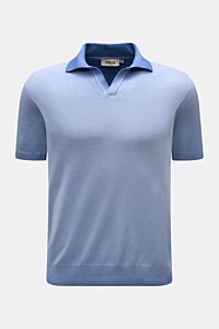 Altea Kurzarm-Strickpolo rauchblau, slim fit, reine Baumwolle, weicher Griff, feines Strickbild, klassischer Polokragen, offene Leiste, Rippbündchen, Frontansicht.