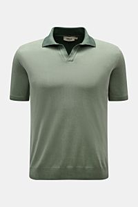 Altea Kurzarm-Strickpolo graugrün, Slim Fit, reine Baumwolle, weicher Griff, feines Strickbild, klassischer Polokragen, offene Kragenleiste, Rippbündchen, frontale Perspektive.