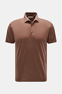 Front view of Aurélien Jersey-Poloshirt braun, a slim fit, short-sleeve polo made of pure Egyptian cotton with a smooth, cool touch. Features a tailored collar, three-button placket, and short side slits. Vielseitiges Basic für den Frühling und Sommer: Da