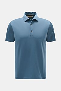 Front view of Aurélien Jersey-Poloshirt petrol, a slim fit short-sleeve polo in smooth, cool pure cotton jersey with a tailored collar, three-button placket, and short side slits. Vielseitiges Basic für den Frühling und Sommer: Das Jersey-Poloshirt von AU