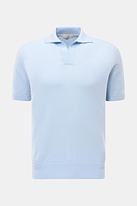 Front view of Aurélien Kurzarm-Strickpolo 'Cashwool' hellblau, a slim fit short-sleeve knit polo in light blue Merino wool with classic collar, open placket, soft texture, fine knit, and comfortable ribbed cuffs, a spring essential combining elegant feel 