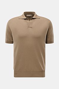 Front view of Aurélien Kurzarm-Strickpolo 'Cashwool' taupe, a slim fit short-sleeve knit polo in pure Merino wool with soft touch, fine knit, classic collar, open placket, and comfortable ribbed cuffs. Frühlings-Essential: Das Kurzarm-Strickpolo von AURÉL