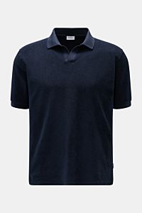 Frontale Nahaufnahme des 04651/ A trip in a bag Frottee-Poloshirt 'Terry Johnny' navy, kurzarm aus Baumwoll-Frottee mit Polokragen.