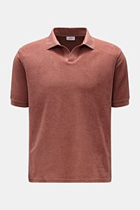 Frontansicht des 04651/ A trip in a bag Frottee-Poloshirts 'Terry Johnny' rostbraun, Kurzarm, Baumwoll-Frottee, Regular Fit, Polokragen, offene Leiste.