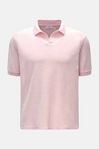 Front view of the 04651/ A trip in a bag Terry polo shirt 'Terry Johnny' rose, a soft cotton terry short sleeve polo with regular fit, signature collar, open collar strip, side seam woven label, and short hem vents. Holiday feel you can wear: This short s