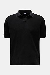 Schwarzes 04651/ A trip in a bag Frottee-Poloshirt 'Terry Johnny' in Frontansicht mit offenem Kragen, Kurzarm, Baumwoll-Frottee, Regular Fit.