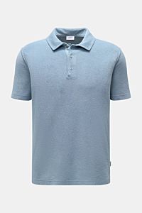 Frontansicht des rauchblauen 04651/ A trip in a bag Frottee-Poloshirts 'Terry Polo' aus reiner Baumwolle mit Polokragen, Knopfleiste, Regular Fit, weichem Griff, kleinem Weblabel und kurzen Saumschlitzen.