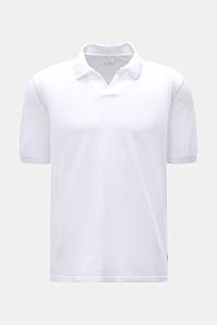 04651/ A trip in a bag Poloshirt 'Johnny' weiß, Frontansicht, Piqué-Baumwolle, Regular Fit, offener Kragen, kurze Ärmel, Saumschlitze, Weblabel.