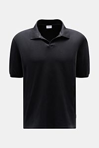 Front view of 04651/ A trip in a bag Polo shirt 'Johnny' anthracite in pure piqué cotton with open collar and short sleeves.

For relaxed casual looks: 04651/ A TRIP IN A BAG brings a relaxed summer vibe to your wardrobe with this pure cotton polo shir