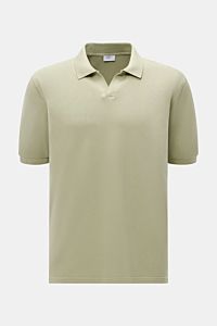 Frontansicht des 04651/ A trip in a bag Poloshirt 'Johnny' salbei aus reiner Baumwolle mit offenem Kragen, Regular Fit, kurzen Ärmeln.