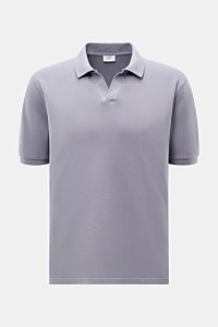 Frontansicht des 04651/ A trip in a bag Poloshirt 'Johnny' lavender in Piqué-Baumwolle mit offenem Kragen, Regular Fit, kurzen Ärmeln und Saumschlitzen.