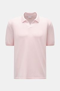 Vorne nah fotografiert: 04651/ A trip in a bag Poloshirt 'Johnny' rosé aus reiner Baumwolle mit offenem Kragen, Regular Fit, kurzen Ärmeln.