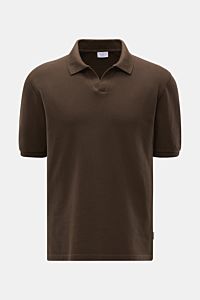 Front view of the 04651/ A trip in a bag Polo shirt 'Johnny' dark brown in pure cotton with open collar and short sleeves.

For relaxed casual looks: 04651/ A TRIP IN A BAG brings a relaxed summer vibe to your wardrobe with this pure cotton polo shirt 