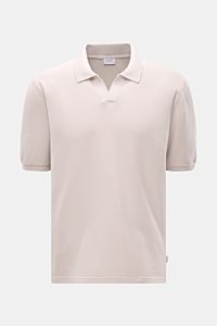 Front view of the 04651/ A trip in a bag Polo shirt 'Johnny' sand, a pure cotton polo with an open collar and comfortable cuffs.

For relaxed casual looks: 04651/ A TRIP IN A BAG brings a relaxed summer vibe to your wardrobe with this pure cotton polo 