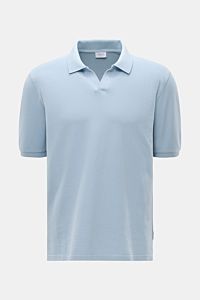Front view of 04651/ A trip in a bag Polo shirt 'Johnny' smoky blue, pure piqué cotton, regular fit with classic open collar.

Description: For relaxed casual looks: 04651/ A TRIP IN A BAG brings a relaxed summer vibe to your wardrobe with this pure co