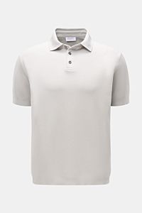 Front view of the 04651/ A trip in a bag Poloshirt 'TP' hellgrau in light gray, made of pure cotton piqué with a soft touch, regular fit, classic polo collar, smooth button placket, small woven label at the side seam, and comfortable ribbed cuffs. Ob i