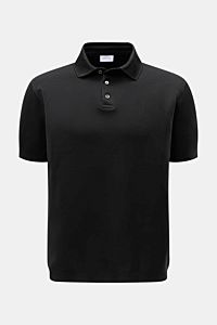 Front view of the 04651/ A trip in a bag Poloshirt 'TP' schwarz in black, showcasing a classic polo collar, smooth button placket, and short sleeves. Ob im Urlaub oder Office: 04651/ A TRIP IN A BAG bringt mit dem Poloshirt aus reiner Baumwolle lässige