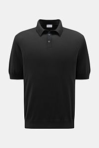 Frontale Nahaufnahme des schwarzen 04651/ A trip in a bag Kurzarm-Strickpolo 'Pima Cotton' aus feiner Pima-Baumwolle mit Slim Fit, Polokragen, Drei-Knopf-Leiste und flexiblen Rippbündchen.
