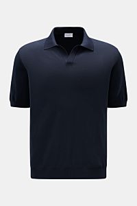 04651/ A trip in a bag Kurzarm-Strickpolo 'Johnny' navy, frontal fotografiert, reine Baumwolle, weicher Griff, feines Strickbild, Regular Fit, Polokragen, Rippbündchen.