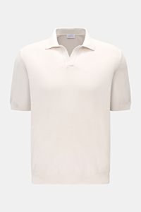Frontal abgebildetes 04651/ A trip in a bag Kurzarm-Strickpolo 'Johnny' creme aus reiner Baumwolle, Regular Fit, weicher Griff, feines Strickbild, klassischer Polokragen, komfortable Rippbündchen – ideal für legere Frühlingslooks.