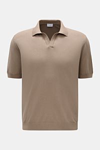 04651/ A trip in a bag Kurzarm-Strickpolo 'Johnny' taupe, frontale Nahaufnahme, reine Baumwolle, weicher Griff, feines Strickbild, Regular Fit, Polokragen, Rippbündchen, ideal für legere Frühlingslooks.