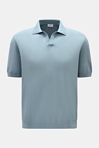 04651/ A trip in a bag Kurzarm-Strickpolo 'Johnny' rauchblau, Frontansicht, Regular Fit, reine Baumwolle, weicher Griff, feines Strickbild, Polokragen, Rippbündchen.