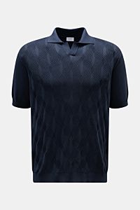 04651/ A trip in a bag Kurzarm-Strickpolo 'Jacquard Johnny' navy, frontal fotografiert mit feinem Jacquard-Muster, klassischem Polokragen, Oversized Fit, reine Baumwolle, weicher Griff, offene Kragenleiste.