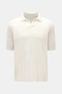 Frontale Nahaufnahme des 04651/ A trip in a bag Kurzarm-Strickpolo 'Johnny' creme mit klassischem Polokragen, offener Kragenleiste, feinem Strukturstrick-Streifenmuster, Oversized Fit und Rippbündchen aus Leinen-Baumwoll-Mix.