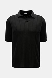 Frontansicht des 04651/ A trip in a bag Kurzarm-Strickpolo 'Johnny' schwarz mit klassischem Polokragen, offenem Kragen und feinem Streifenstrukturstrick.