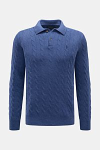 Polo Ralph Lauren Strickpolo graublau aus Wolle und Cashmere, Slim Fit, Zopfstrick, Polokragen mit Zwei-Knopf-Leiste, frontal fotografiert.